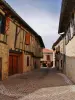 Rue du village et maisons à colombages