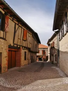 Calle pueblo y casas con entramado de madera