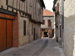 Calle pueblo y casas con entramado de madera