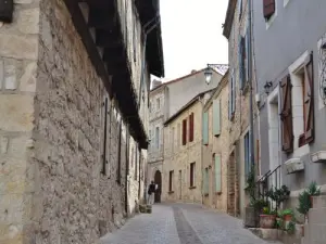 Calle pueblo y casas con entramado de madera