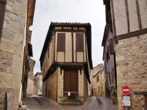 Calle pueblo y casas con entramado de madera