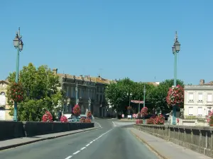Entrada de Castillon-la-Bataille através da ponte de pedra