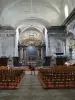 En el interior de la iglesia de Saint-Benoît