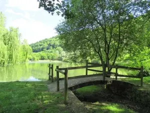 De kleine brug van Lake Labarthe