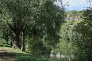 Lake Labarthe and view of Caylus