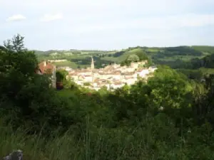 Caylus in its green setting
