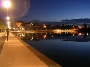 The quays of the Garonne seen by night