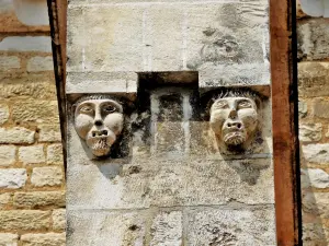 Esculturas em um friso de parede exterior da igreja colegiada (© Jean Espirat)