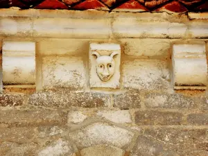 Een andere sculptuur op de muur buiten de Collegiale (© Jean Espirat)