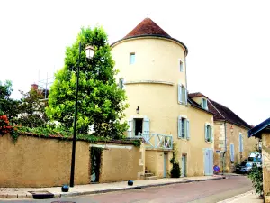 Torre no fundo do Boulevard Ferrières (© Jean Espirat)