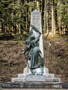 Monument aux morts, avec statue de Diaichotte (© J.E)
