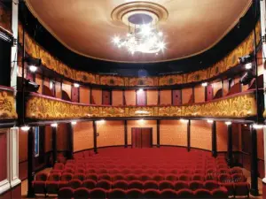 Dentro del teatro en italiano