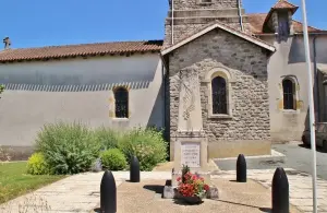 El monumento de la guerra y la iglesia