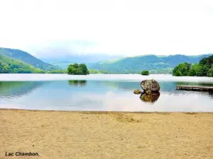 Sandstrand, Ostseite des Sees Chambon (© J. E)