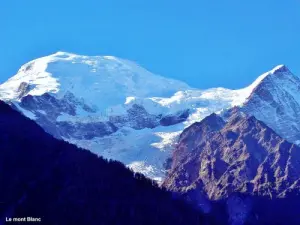 モンブランの頂上に日の出