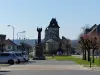 新しい町の広場、記念碑と教会