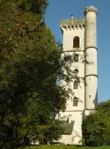 Der viereckige Turm des Schlosses