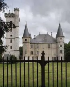 El castillo visto desde la entrada oeste