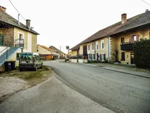 High Street - Looking South (© J.E)