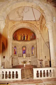 dentro de la iglesia Saint- Pierre -Saint -Paul