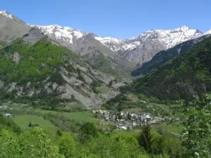 Le village du Périer et ses montagnes dans le Parc National des Ecrins