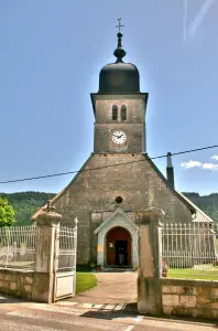 Fachada y campanario de la iglesia (© J.E)
