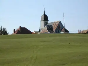 La iglesia en verano visto desde el Swin Golf