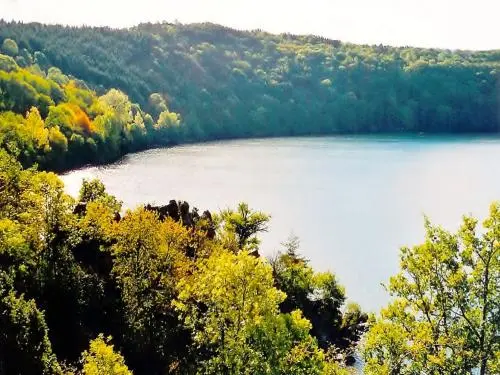 Lago de Tazenat - Paraje natural en Charbonnières-les-Vieilles