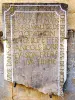 Tombstone tegen de oude kerk muur ( © Jean Espirat )