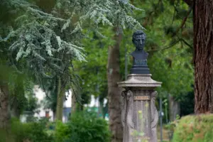 Arthur Rimbaud busto in piazza per la stazione