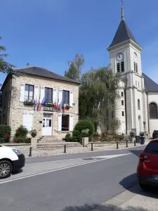 Rathaus und Kirche Charny
