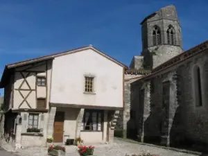 Eglise et vieille maison à Charroux