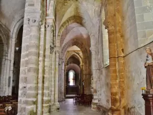 Binnen in de Saint-Jean-Baptiste kerk