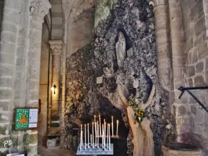 Binnen in de Saint-Jean-Baptiste kerk