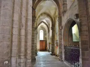 Binnen in de Saint-Jean-Baptiste kerk