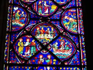 Glas in lood raam van de kathedraal (© J. E)