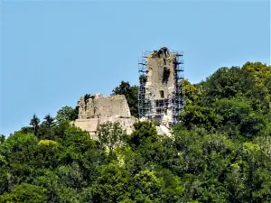 Ruines du castel Saint-Denis, vues de Cléron (© J.E)