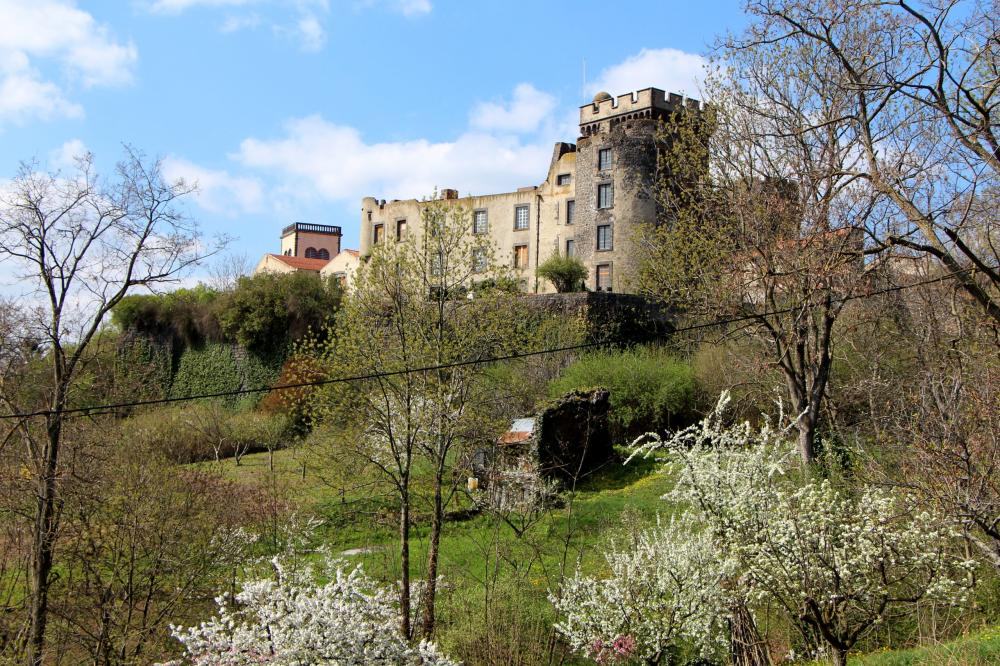 Photos Château de Châteaugay Monument à Châteaugay