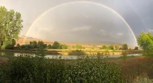 Uitzicht op Châteauneuf-en-Auxois, met een regenboog