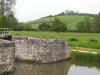 Вид на замок Châteauneuf с Бургундского канала