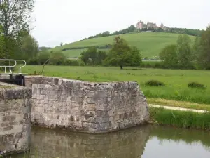 Vue sur le château de Châteauneuf depuis le canal de Bourgogne