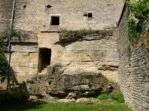 Postern of the twelfth enclosure and stairs troglodyte