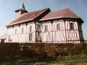 chiesa Châtillon-sur-Broué, la sua torre quadrata sormontato da un tetto a capanna del portico, che è originale