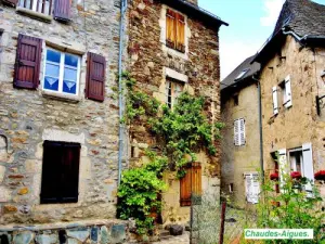 Alley and old houses (© Jean Espirat)