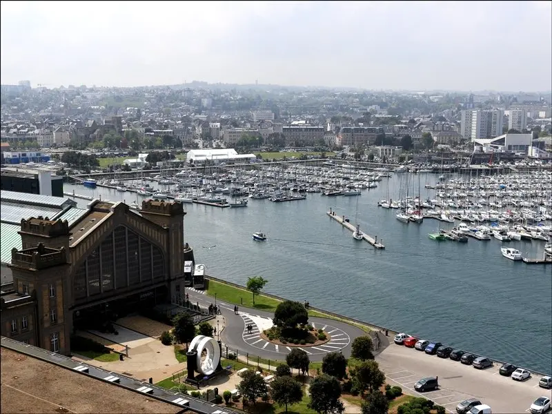 Cherbourg-en-Cotentin - Cité de la mer et port Chantereyne (© JM Enault)