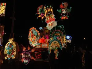Carnaval - Desfile de noche en abril (© CFFS)