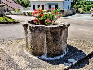Old well at the crossroads of the town hall (© JE)