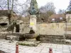 Fuente-lavadero de la cura, coronada por el busto de Georges-David Durot (© JE)