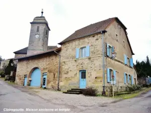 Maison ancienne et clocher du temple (© Jean Espirat)