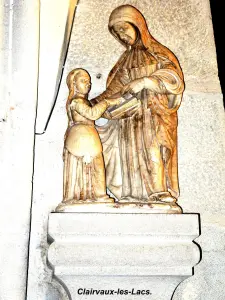 Статуя Святой Анны, просвещающей Богородицу (© Жан Эспират)